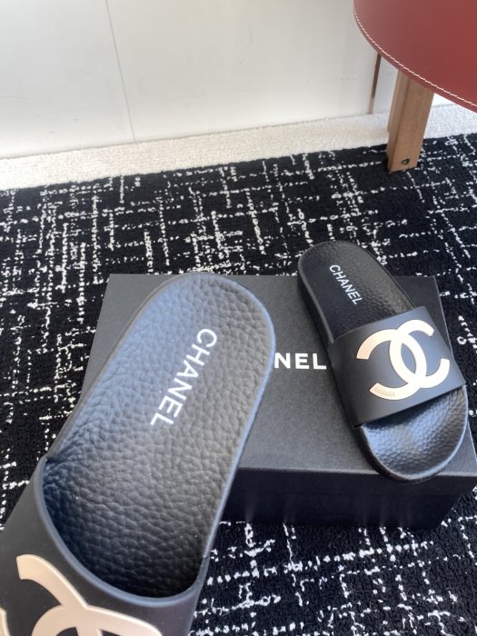 Шлепанцы женские фото 8