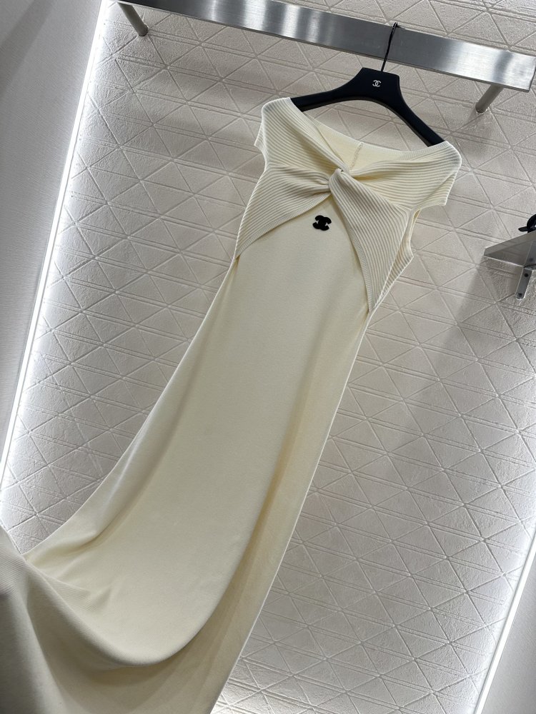 Платье плиссированное трикотажное с открытыми плечами фото 6