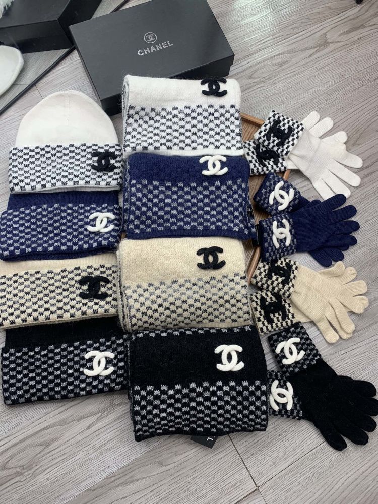Комплект из вязаных шапки, перчаток и шарфа фото 9