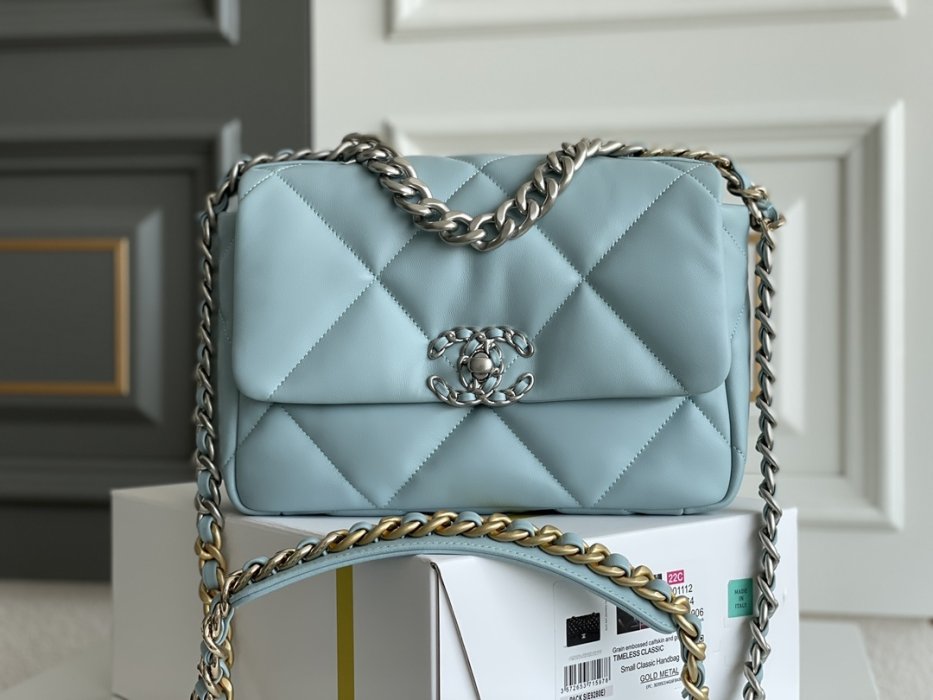 Сумка Chanel C19 Small, светло-голубая, двухцветная фурнитура Series 30