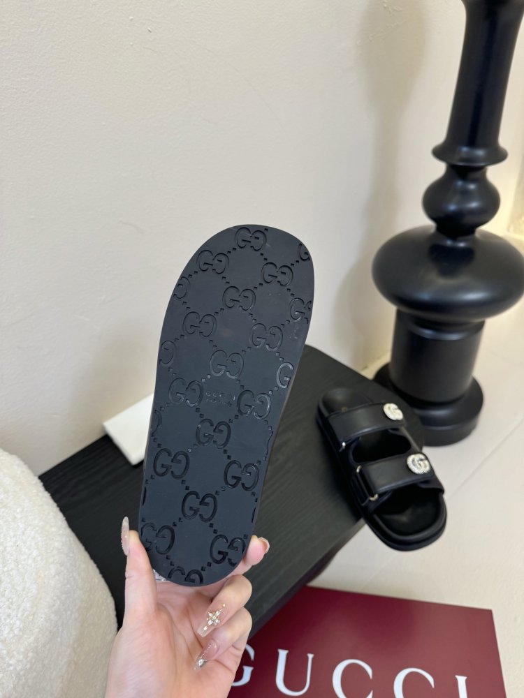 Шльопанці жіночі фото 9