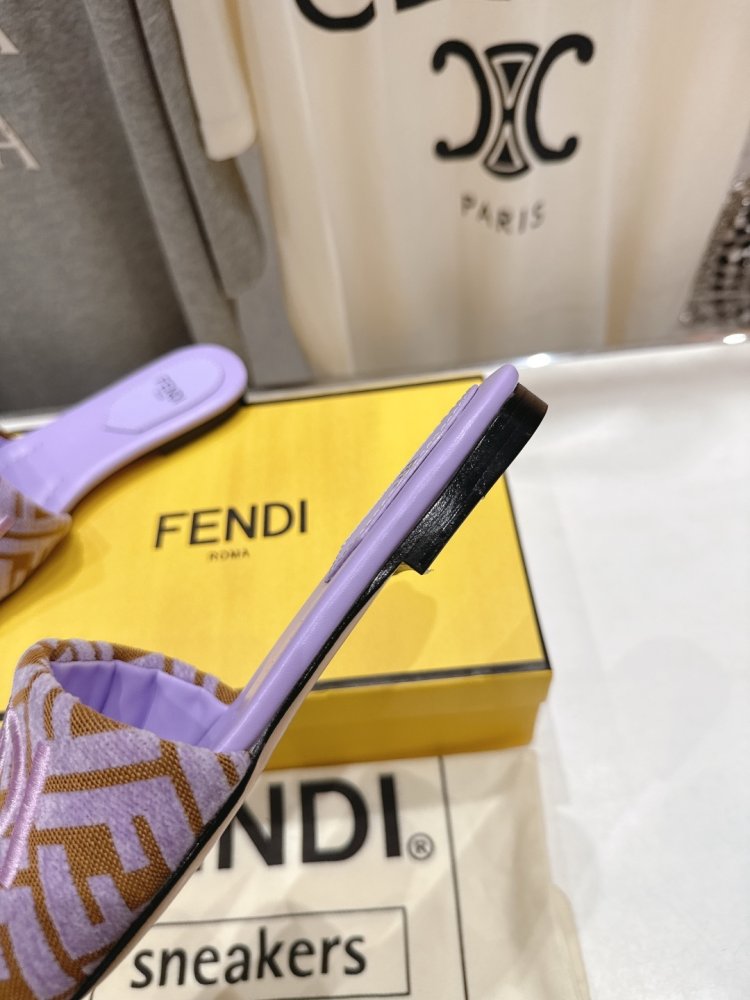 Шлепанцы женские фото 8