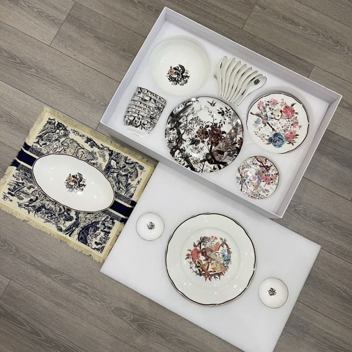 Set porcelain crockery of 41 of the subject фото 7