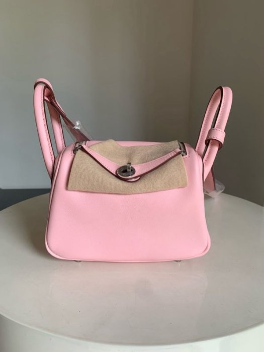 A bag women's Hermes Mini Lindy 19 cm