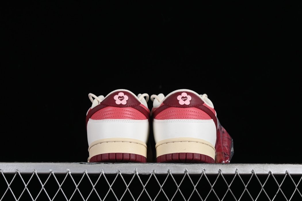 Кроссовки Dunk Low GS Valentine's Day фото 4