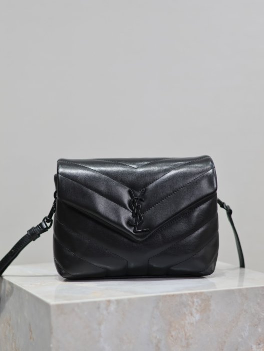 A bag Loulou leather 20 cm