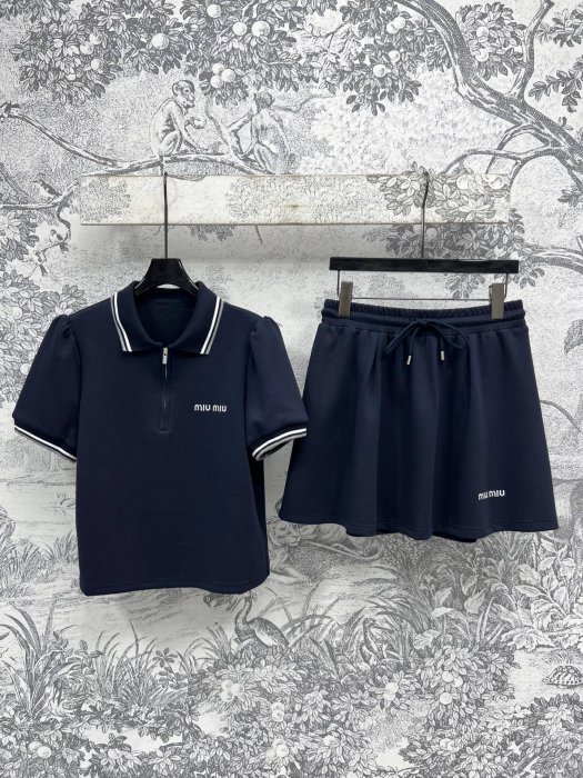 Костюм женский