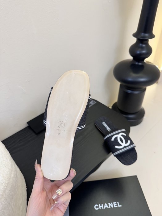 Шлепанцы женские фото 9