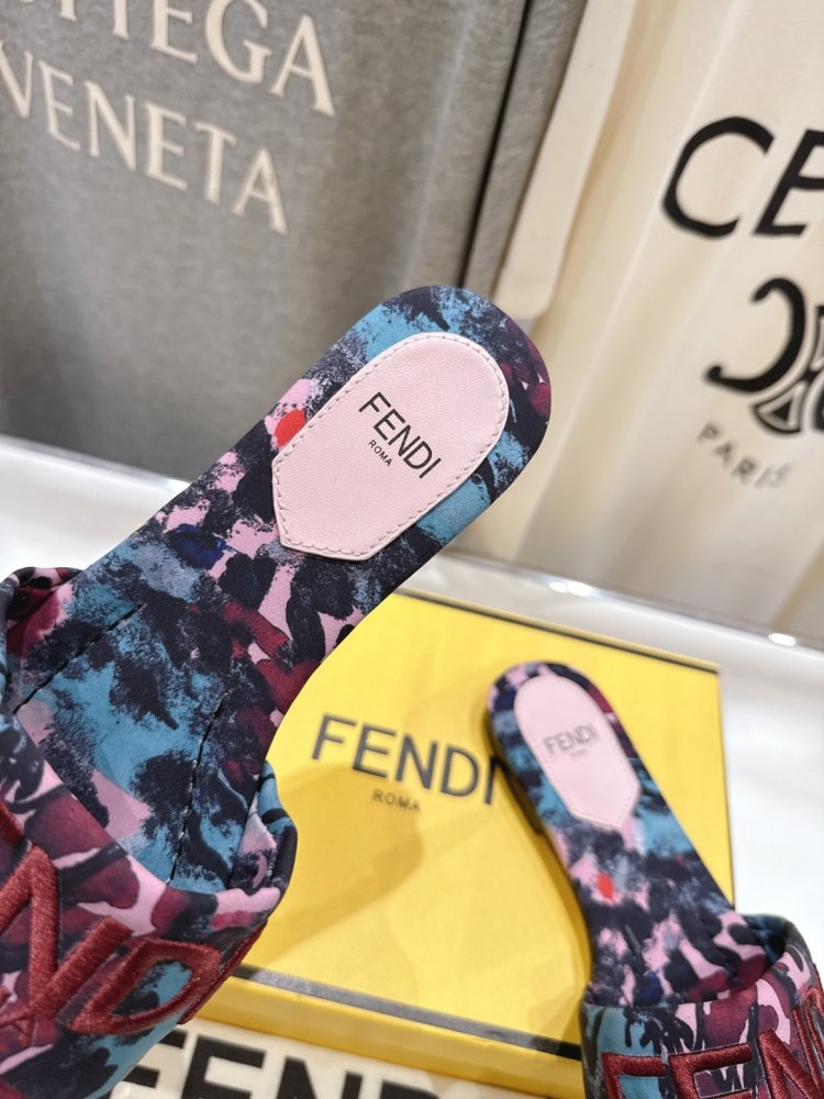 Шлепанцы женские фото 7