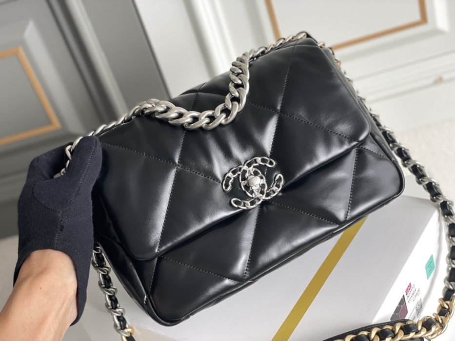 A bag Chanel 19 across shoulder from chain, black фото 2