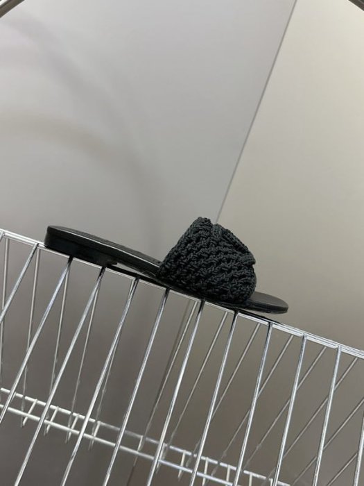 Шлепанцы женские фото 6