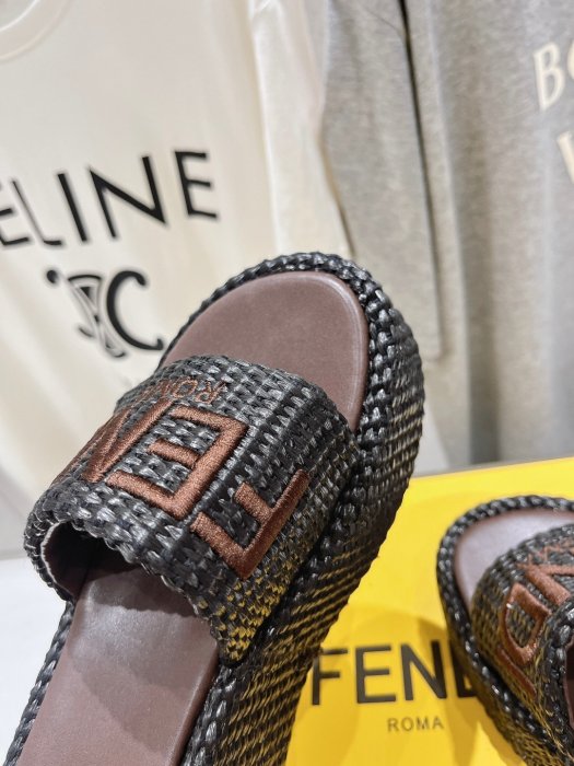 Шлепанцы фото 7