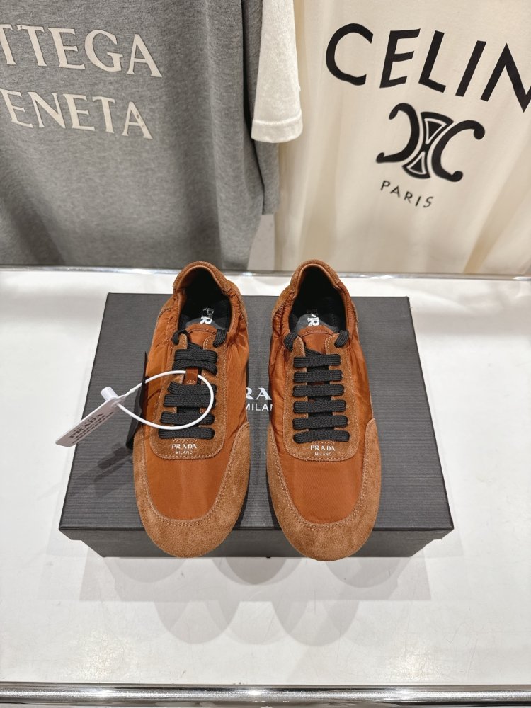 Кроссовки женские