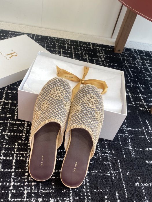 Шлепанцы женские фото 4