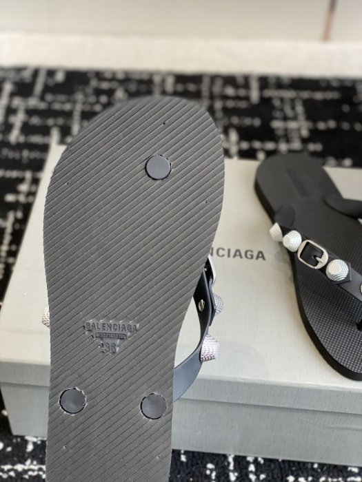 Шлепанцы женские фото 9