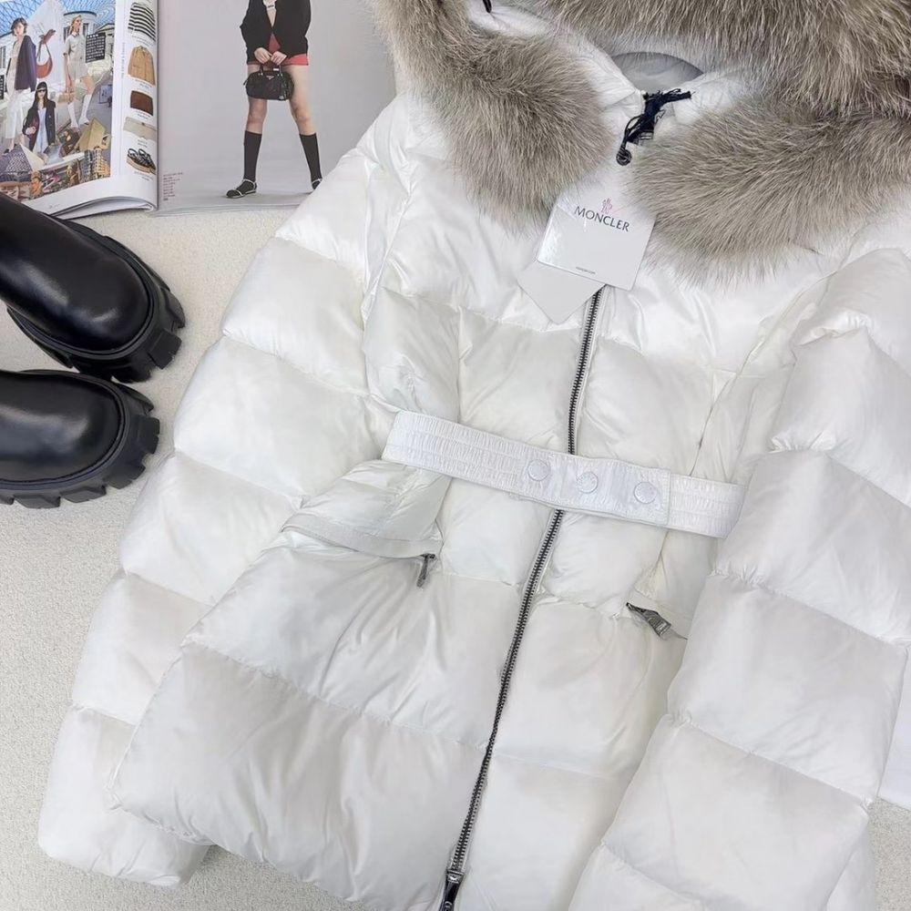 Short female Down jacket from hood of fur raccoon фото 4