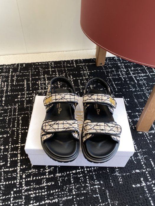 Сандалі жіночі