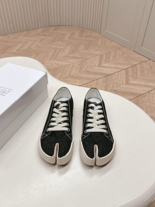 Shoes women's from bifurcated the toe