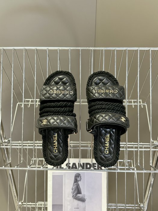 Шлепанцы женские фото 6