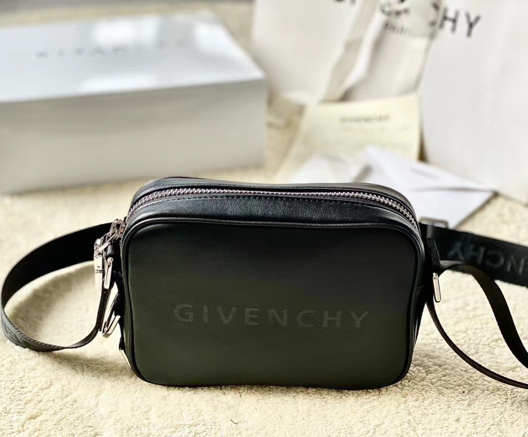 A bag Givenchy 16 cm