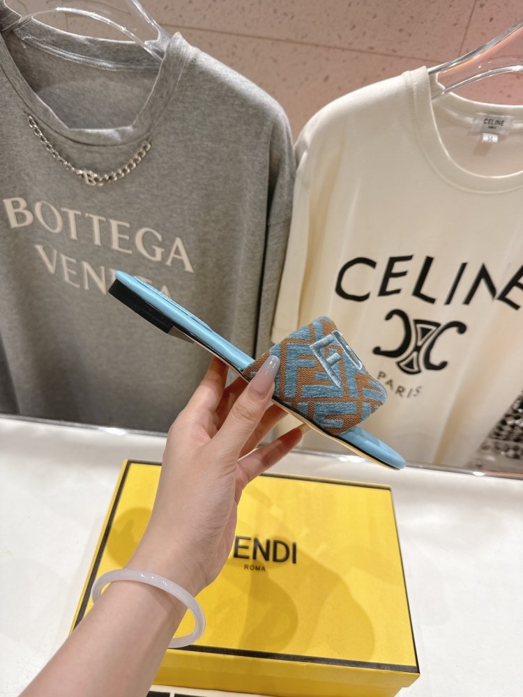 Шлепанцы женские фото 6