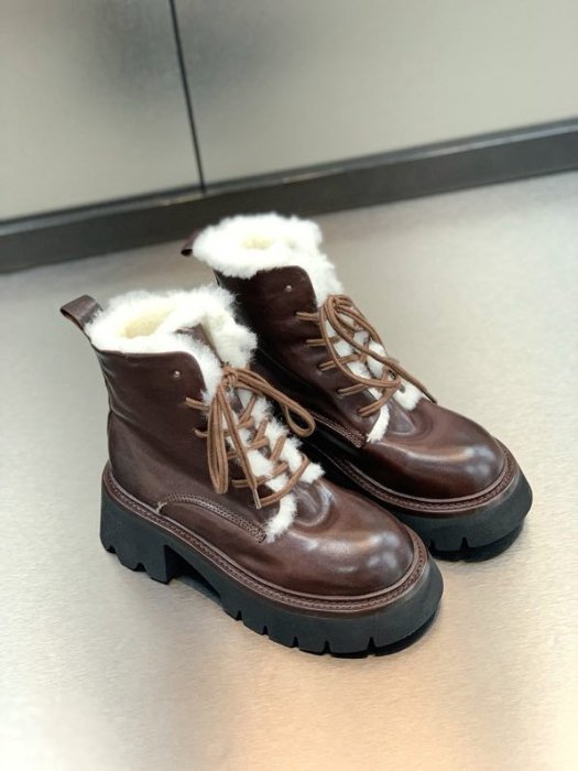 Boots women's on fur winter