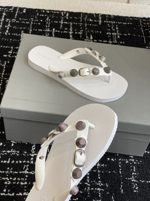 Шлепанцы женские фото 6