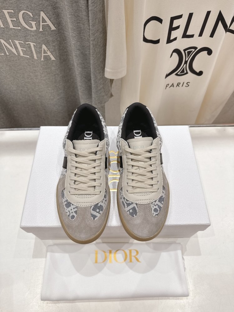 Кросівки жіночі