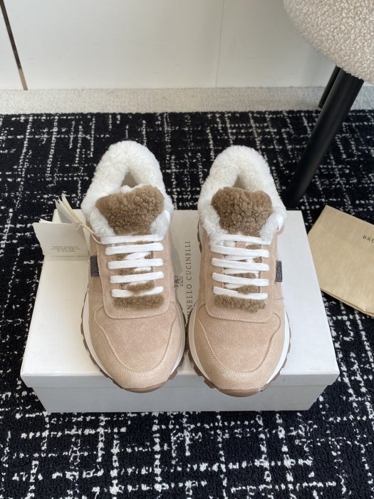 Sneakers women's on fur