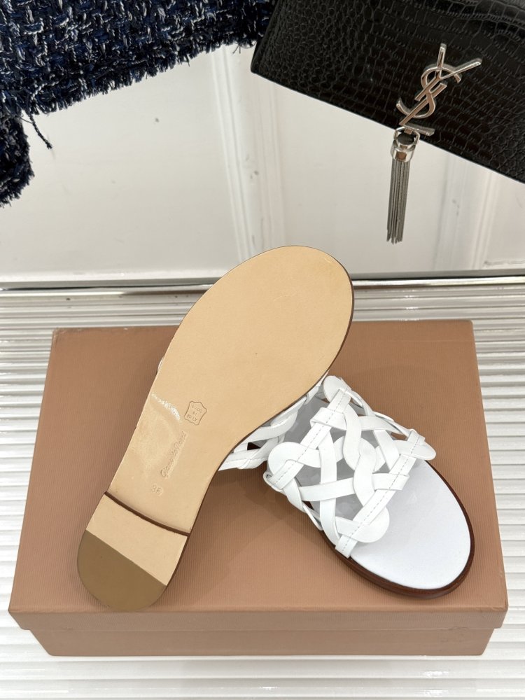 Шльопанці жіночі фото 9