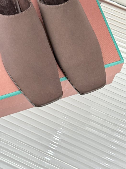 Шлепанцы фото 7