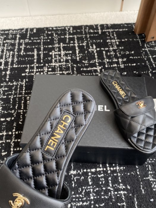 Шлепанцы женские фото 8