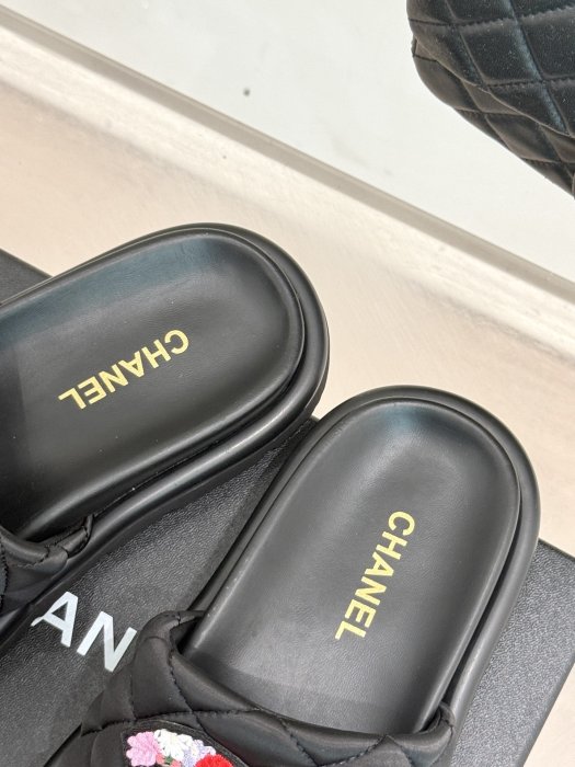 Шлепанцы фото 8