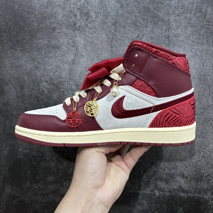 Кроссовки Air Jordan 1 Mid фото 2