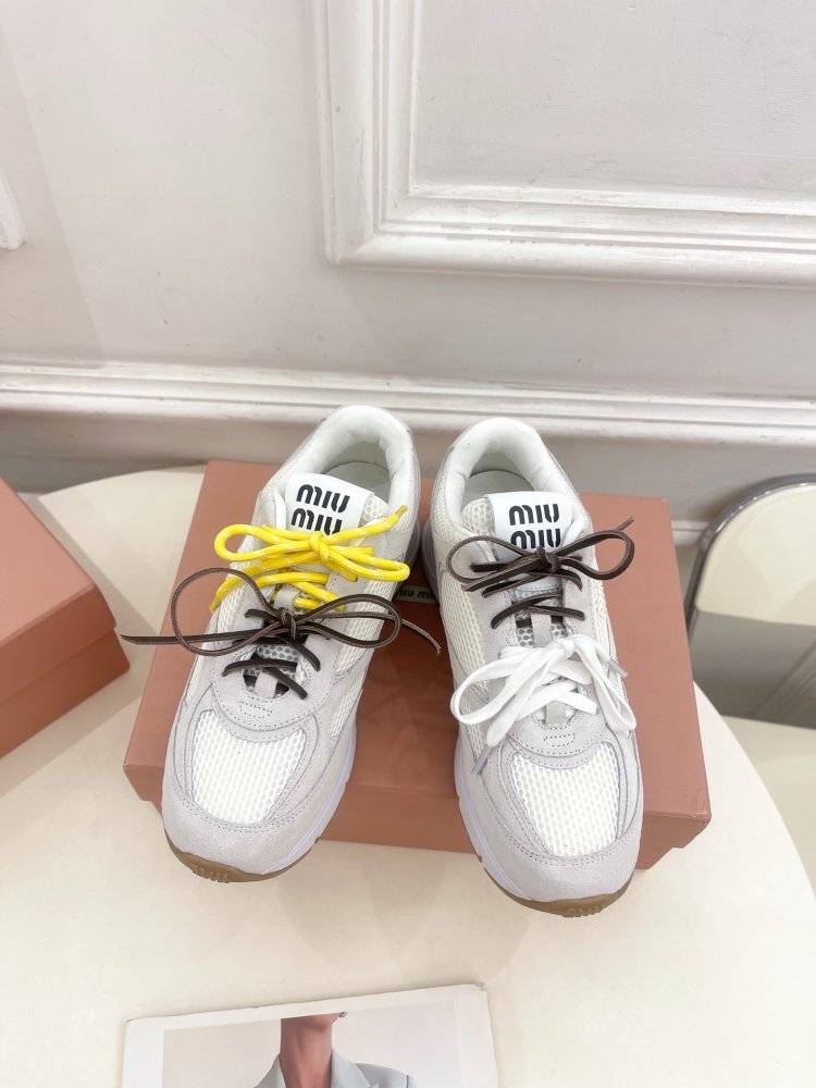 Кроссовки женские