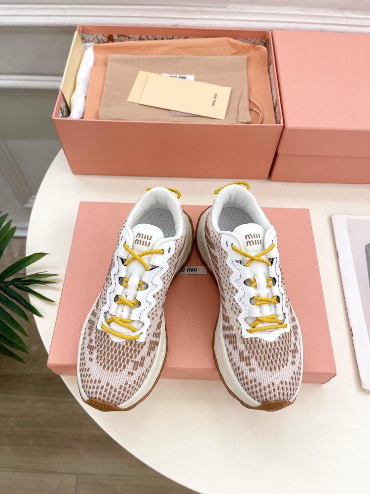 Кроссовки женские