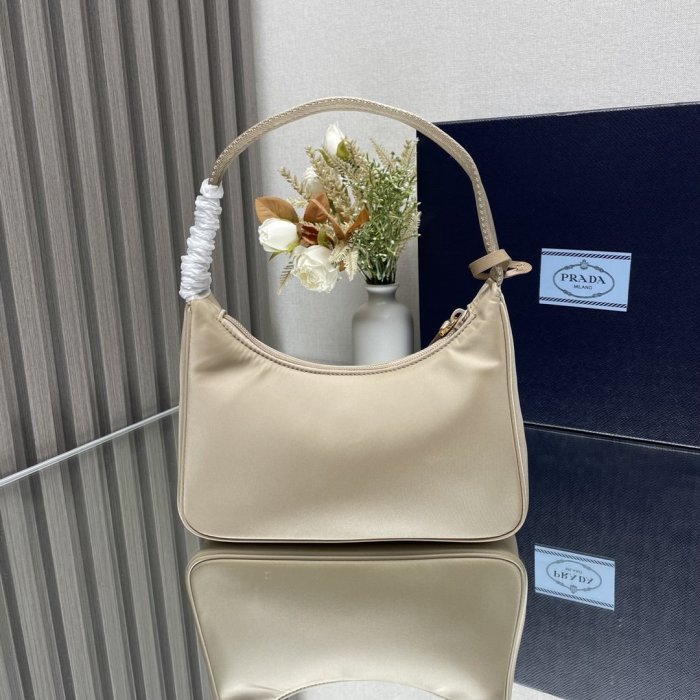A bag women's Prada Nylon Hobo 23 cm фото 2