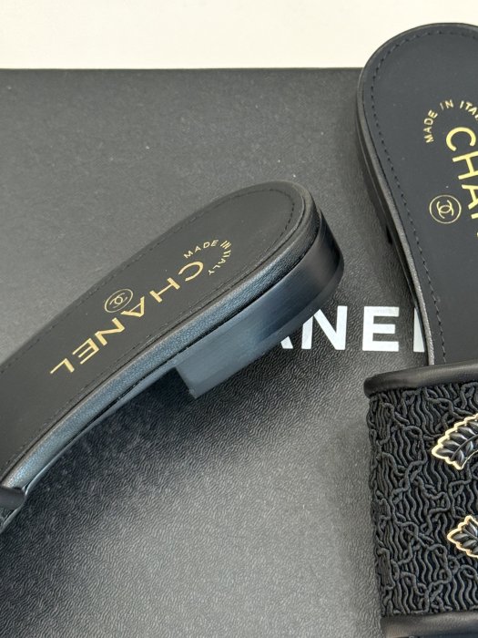 Шлепанцы женские фото 6