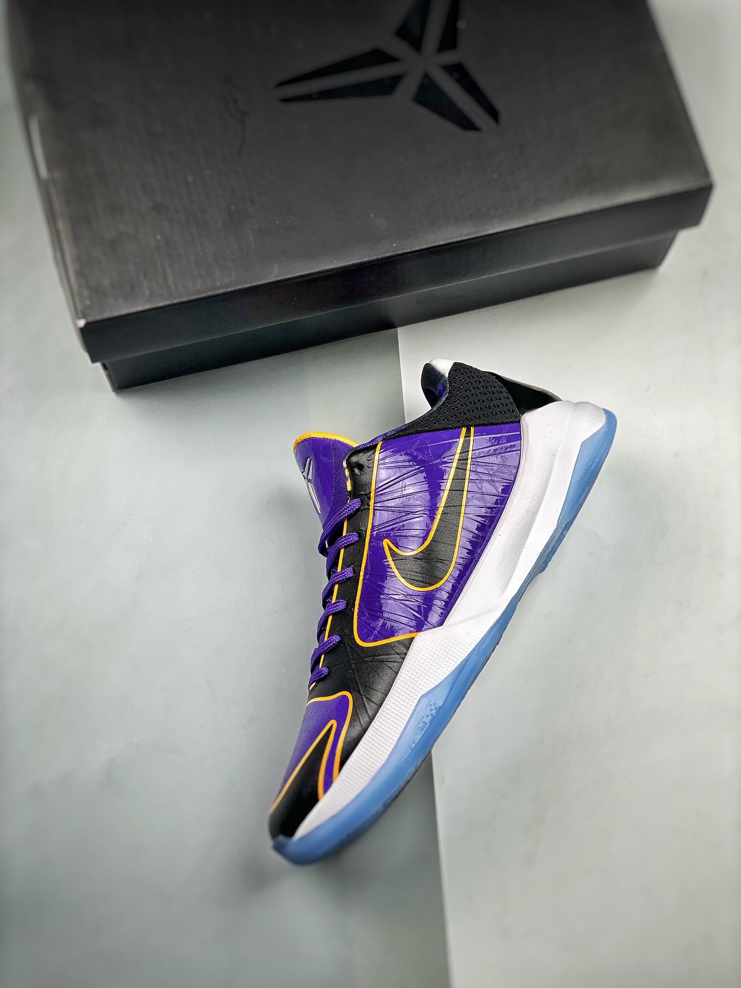 Кроссовки ZOOM KOBE 5 Protro Lakers S2 фото 3