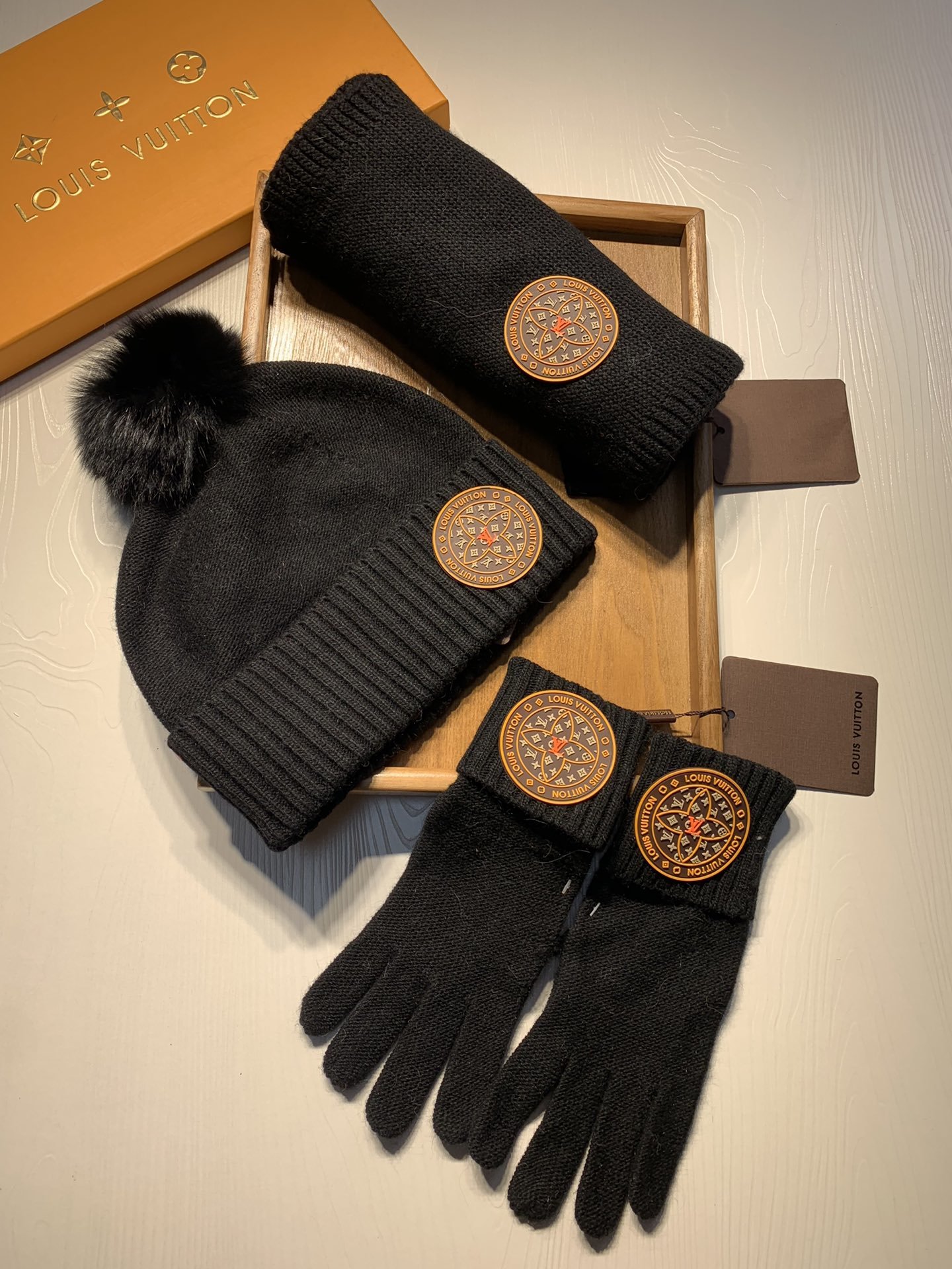 Woolen set a cap, gloves and scarf