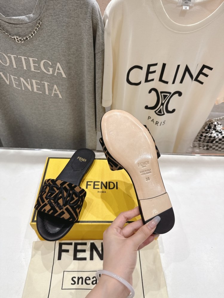 Шлепанцы женские фото 9