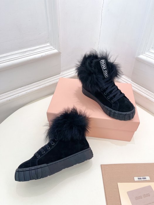 Sneakers women's on fur фото 5