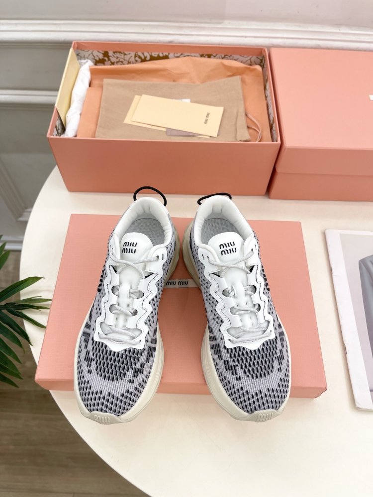 Кроссовки женские