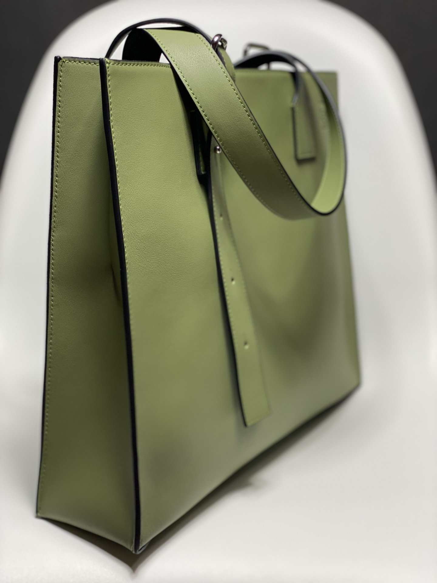 A bag Buckle Horizontal Tote 38.7 cm фото 5