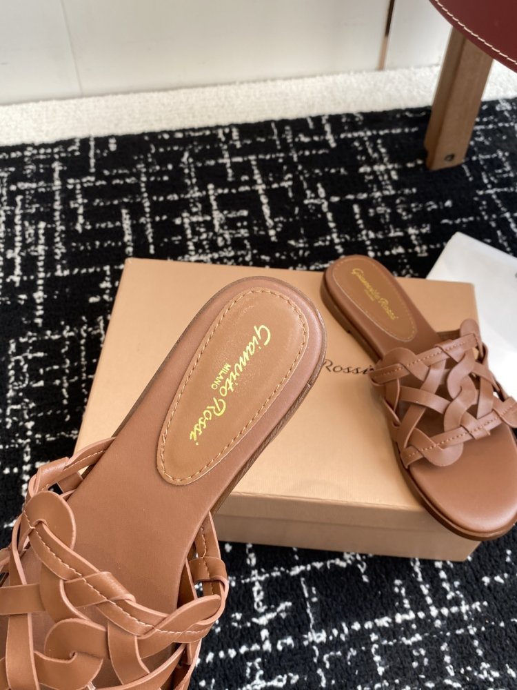 Шльопанці жіночі фото 8