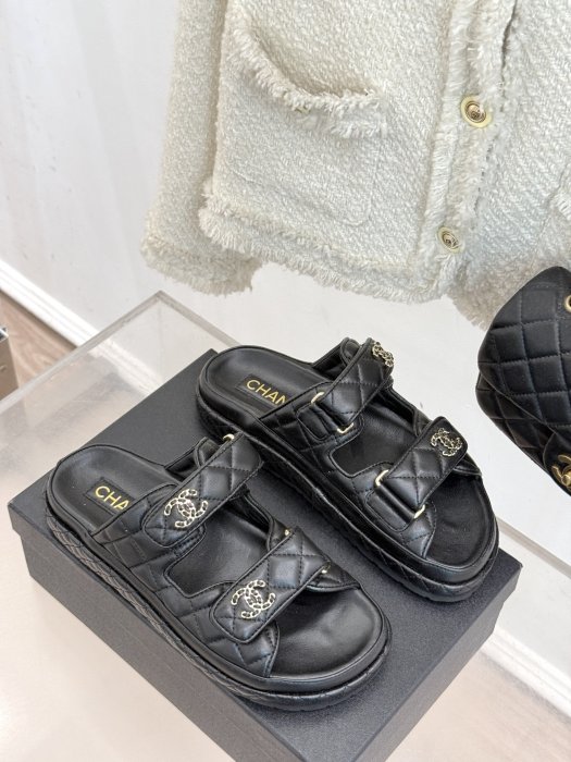 Шлепанцы женские фото 3