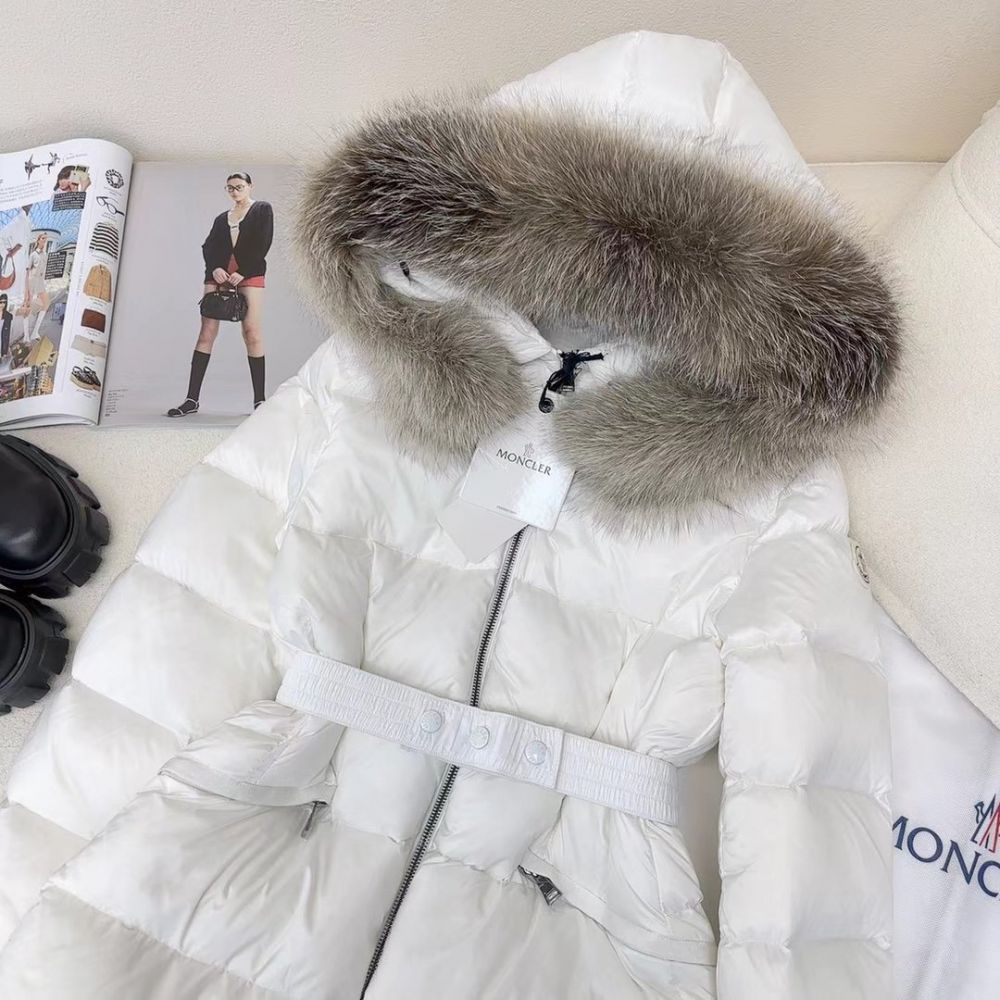 Short female Down jacket from hood of fur raccoon фото 2