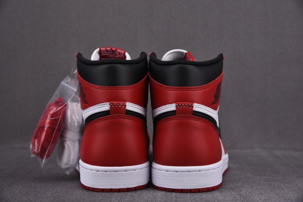 Кроссовки Air Jordan 1 Retro High OG Chicago фото 3