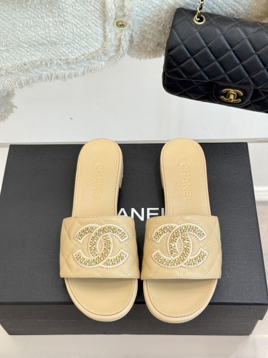 Шлепанцы женские фото 4