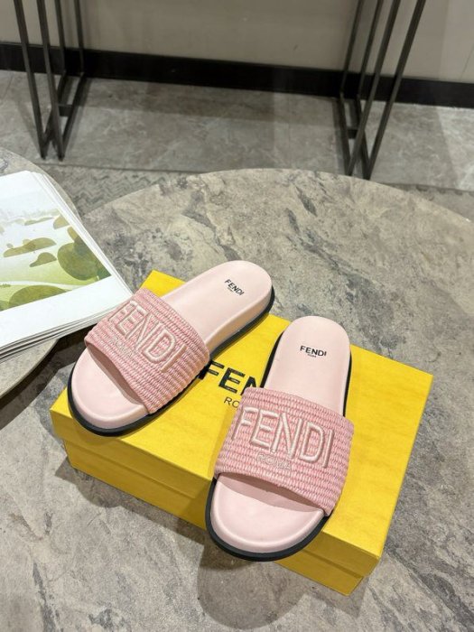 Шлепанцы женские